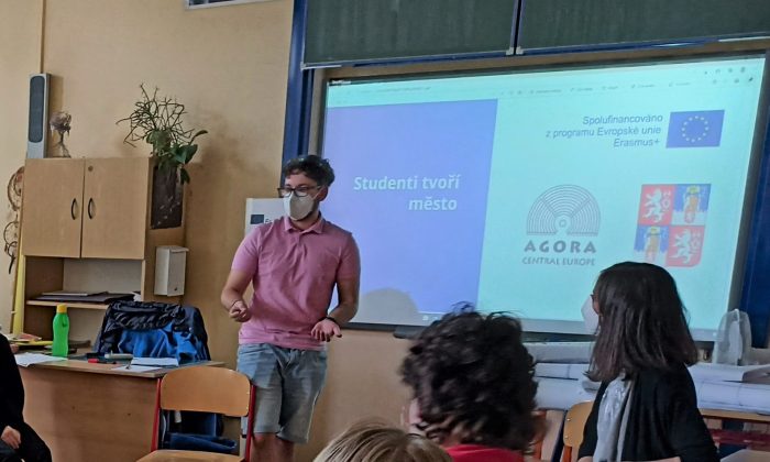 Štěpán, náš školitel, představuje jak probíhá participativní rozpočtování v brandýsko-staroboleslavském PRima nápadu