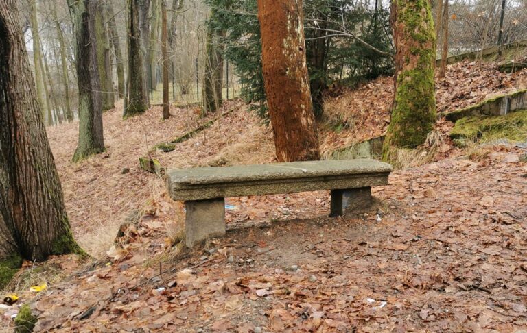 foto kamenné lavičky