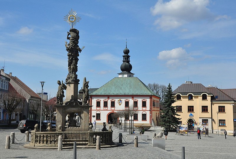 Žďár nad Sázavou (Saar), Hauptplatz mit Pestsäule und Rathaus