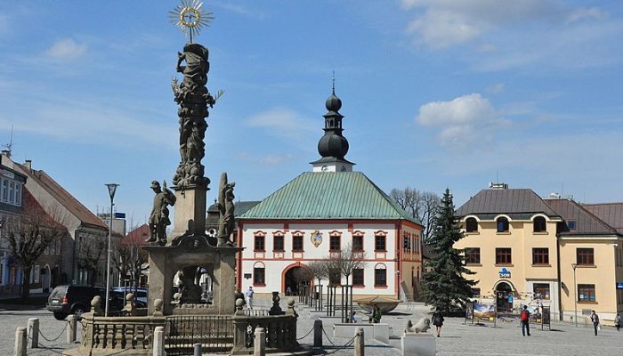 Žďár nad Sázavou (Saar), Hauptplatz mit Pestsäule und Rathaus